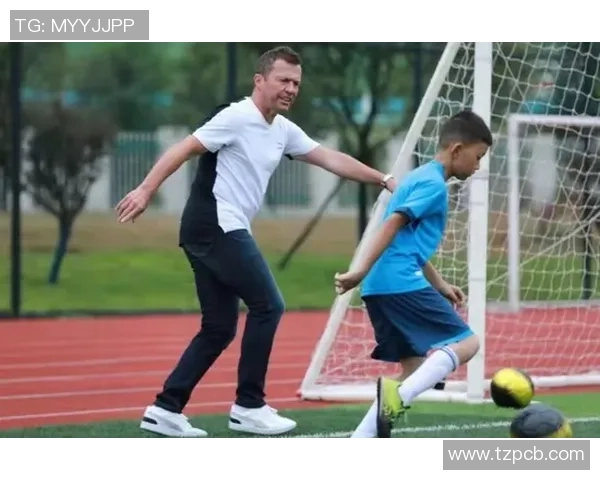 百大足球巨星精选挂画展示尽显球场传奇风采和运动精神