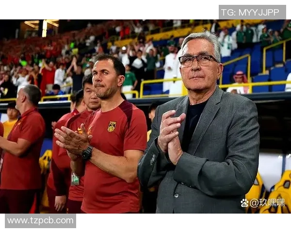 足球球星因意外失误瞬间懵逼 笑翻全场引发球迷热议